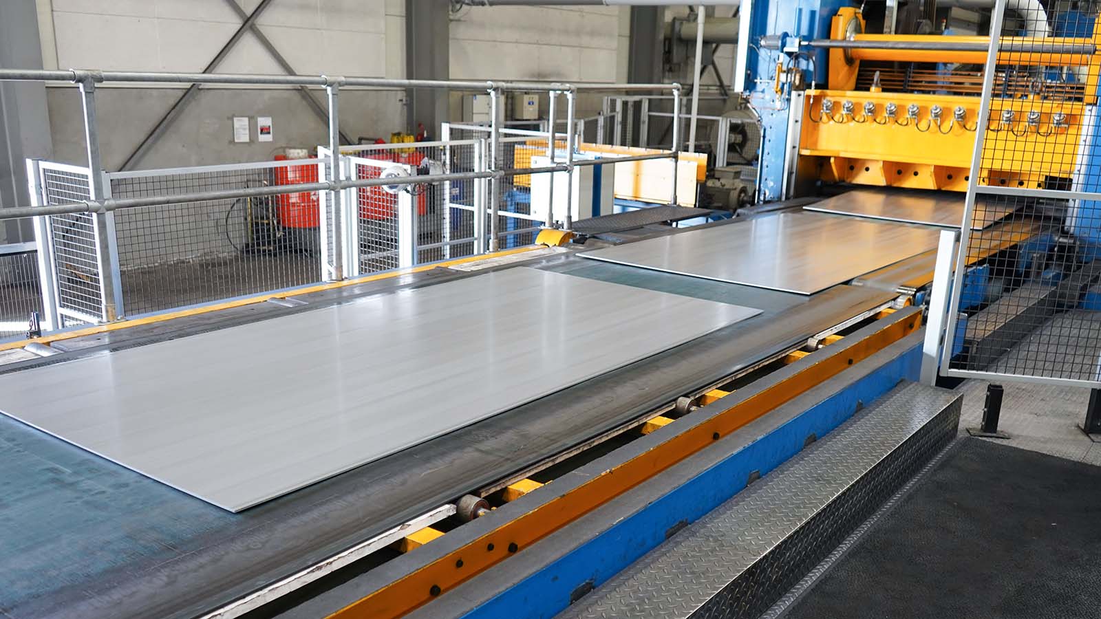 In action Cut-to-length line for cutting steel sheets and plates